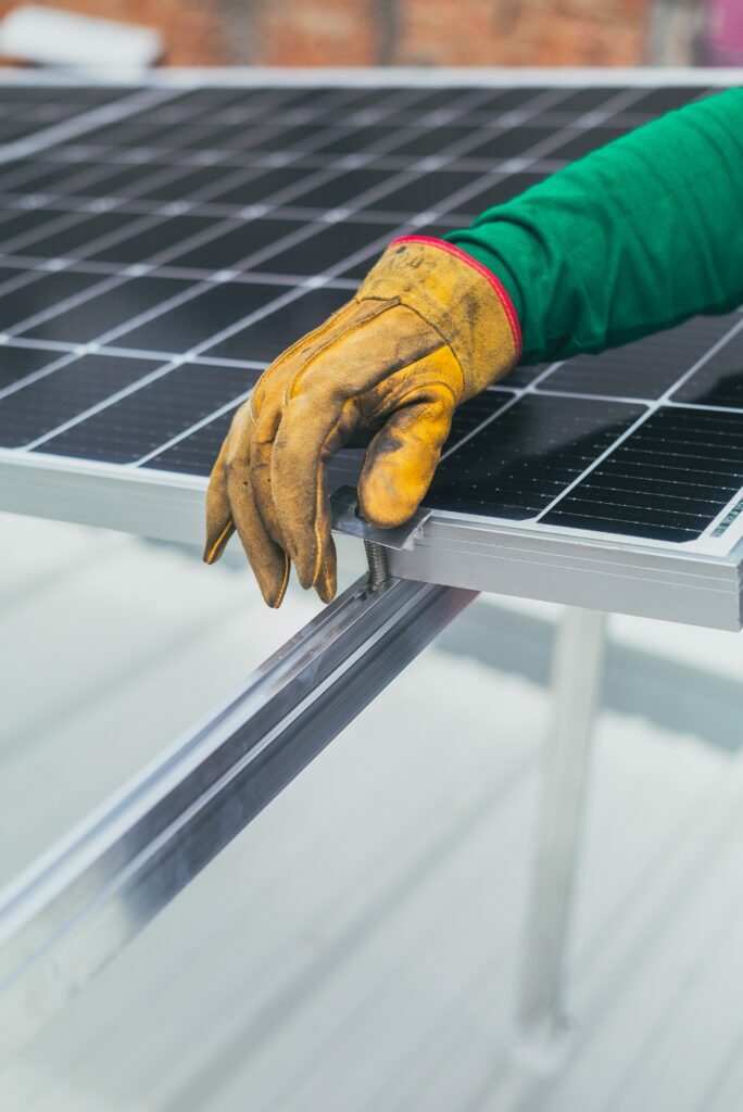 mano instalación panel solar